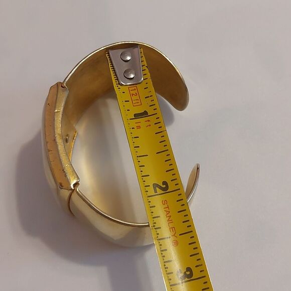 Vtg 1980s AVON Gold Tone Large Ivory White Square Lucite Chunky Cuff Bracelet - Picture 6 of 9